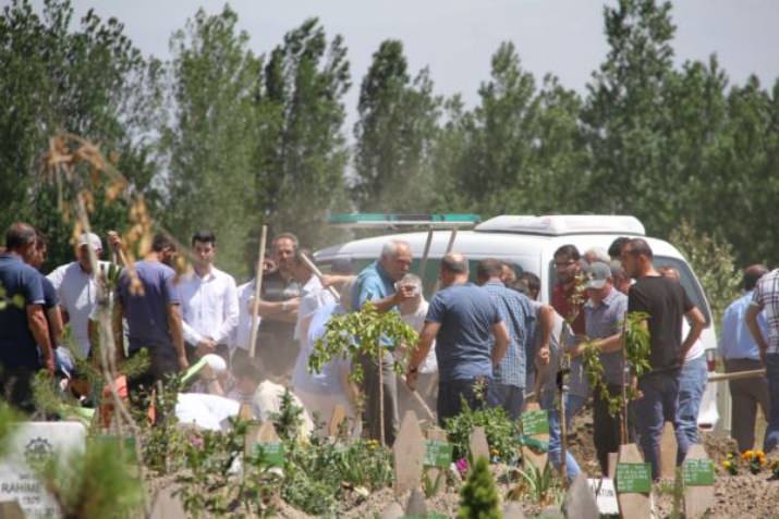 Yeşil, Erzincan'da mı? Defin Edildi